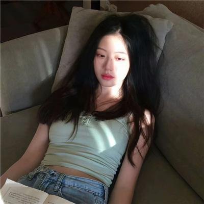 落在她身边